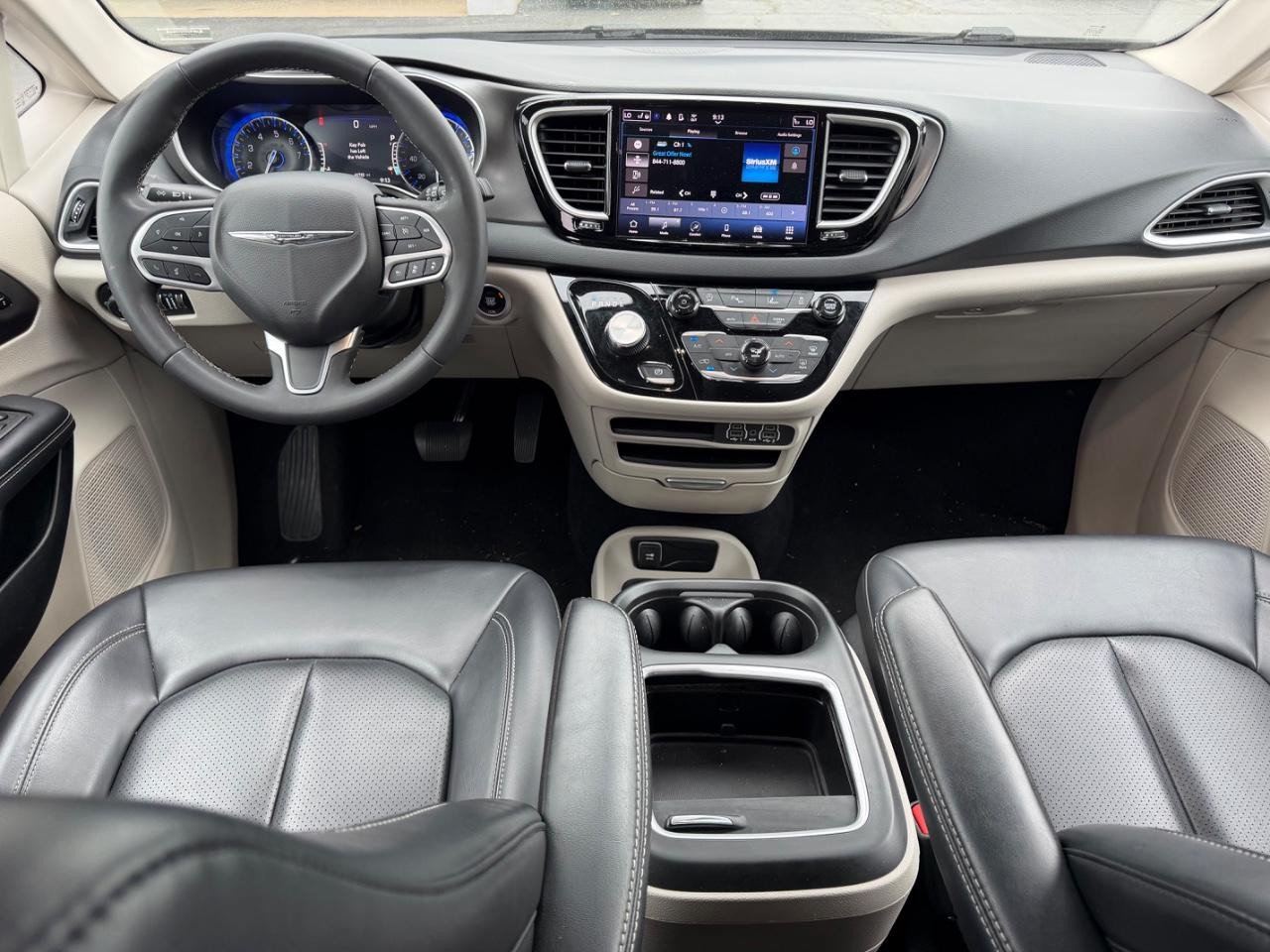 Used 2024 Chrysler Pacifica Touring-L FWD image 13