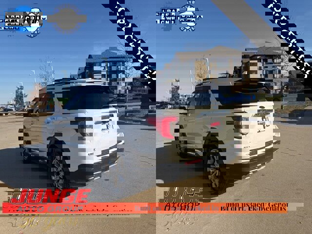 Certified 2022 Ford Explorer XLT w/ Equipment Group 202A image 3