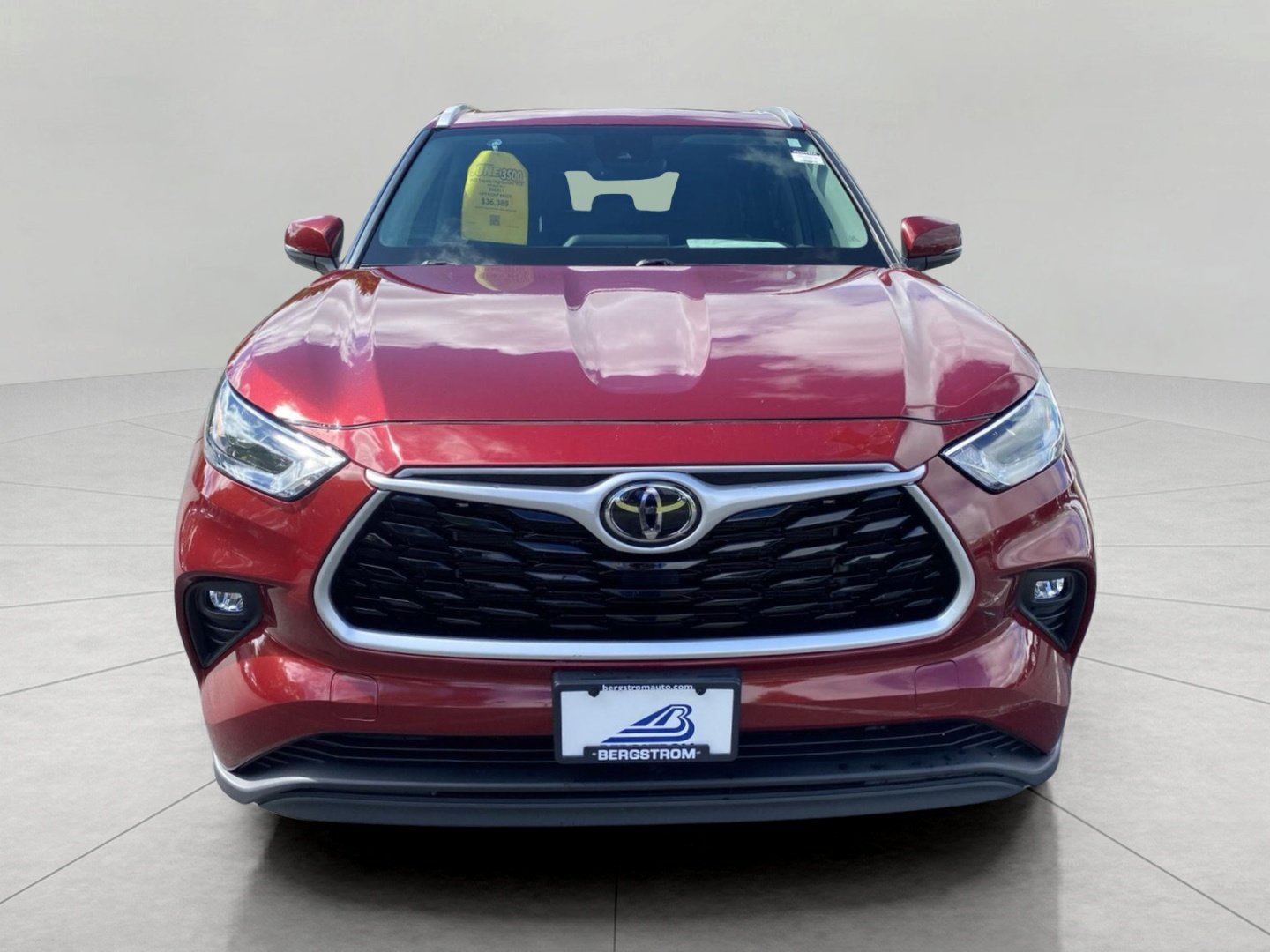 Used 2022 Toyota Highlander XLE AWD/4WD image 9