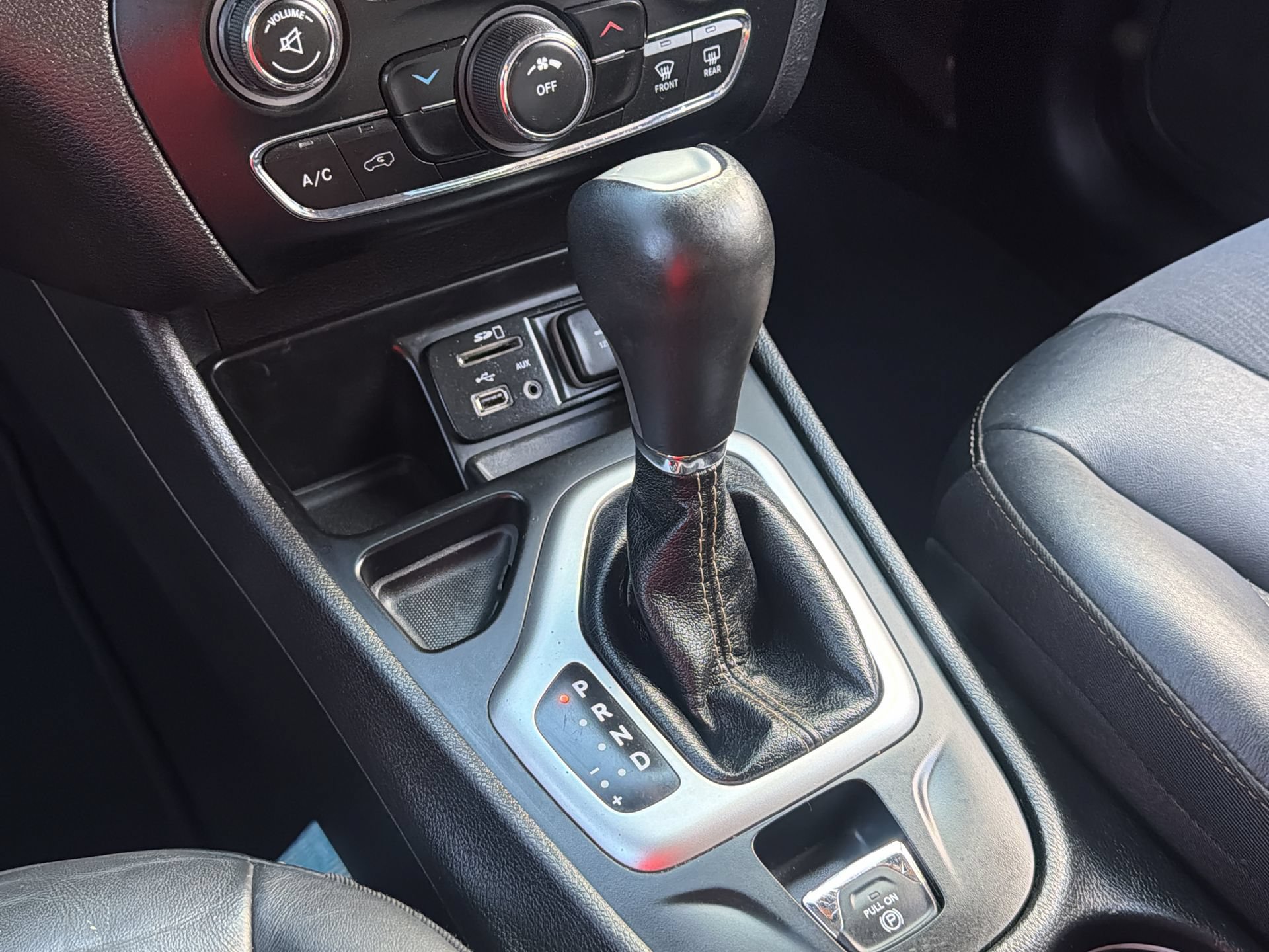 Used 2018 Jeep Cherokee Latitude Plus FWD image 19