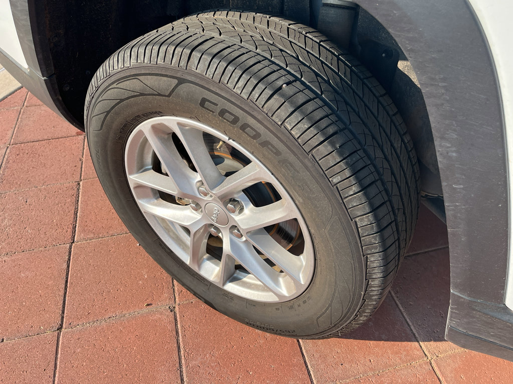 Used 2023 Jeep Grand Cherokee L Laredo image 9