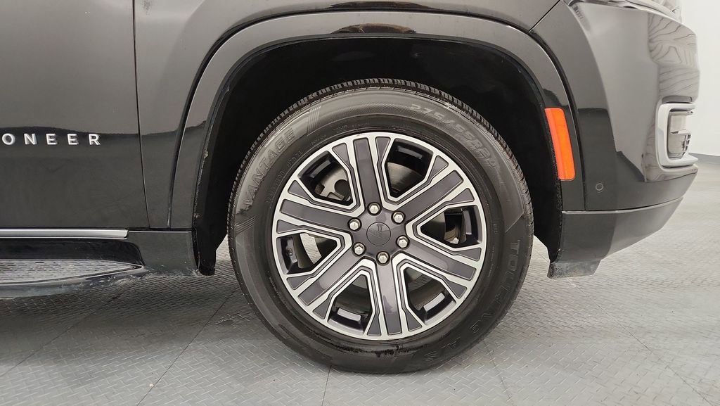 Used 2024 Jeep Wagoneer L Series II w/ Flexible Seating Group image 27