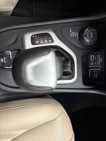 Used 2017 Jeep Cherokee Limited w/ Luxury Group AWD/4WD image 21