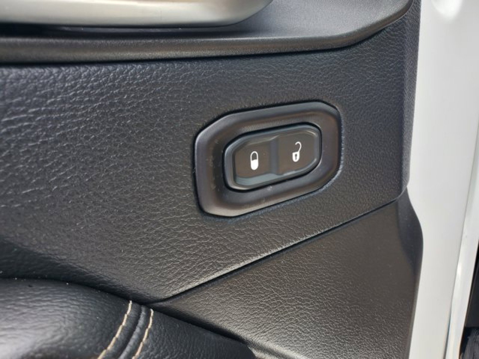 Used 2018 Jeep Wrangler Unlimited Sahara image 12