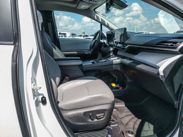 Used 2025 Toyota Sienna XLE FWD image 9