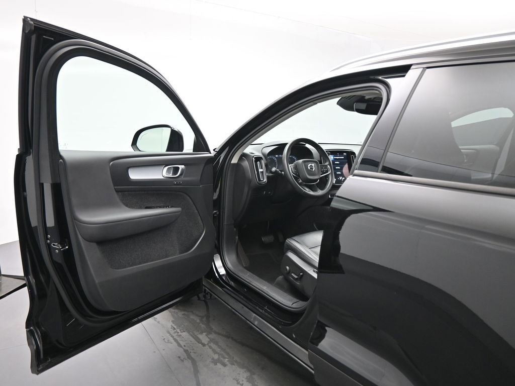 Used 2022 Volvo XC40 T5 Momentum image 8