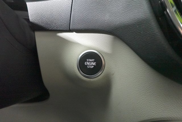 Used 2022 Volvo XC40 T5 Momentum image 26