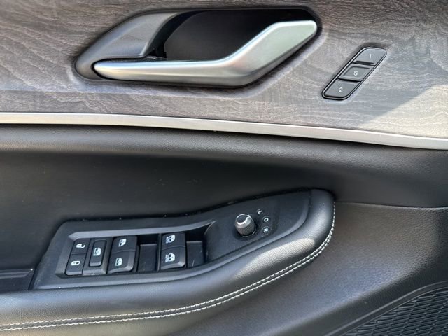 Used 2023 Jeep Grand Cherokee Limited w/ Luxury Tech Group II AWD/4WD image 20