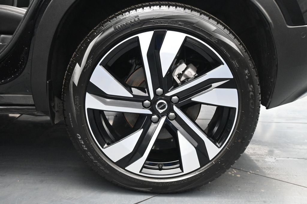 Used 2025 Volvo XC40 B5 Plus AWD/4WD image 24
