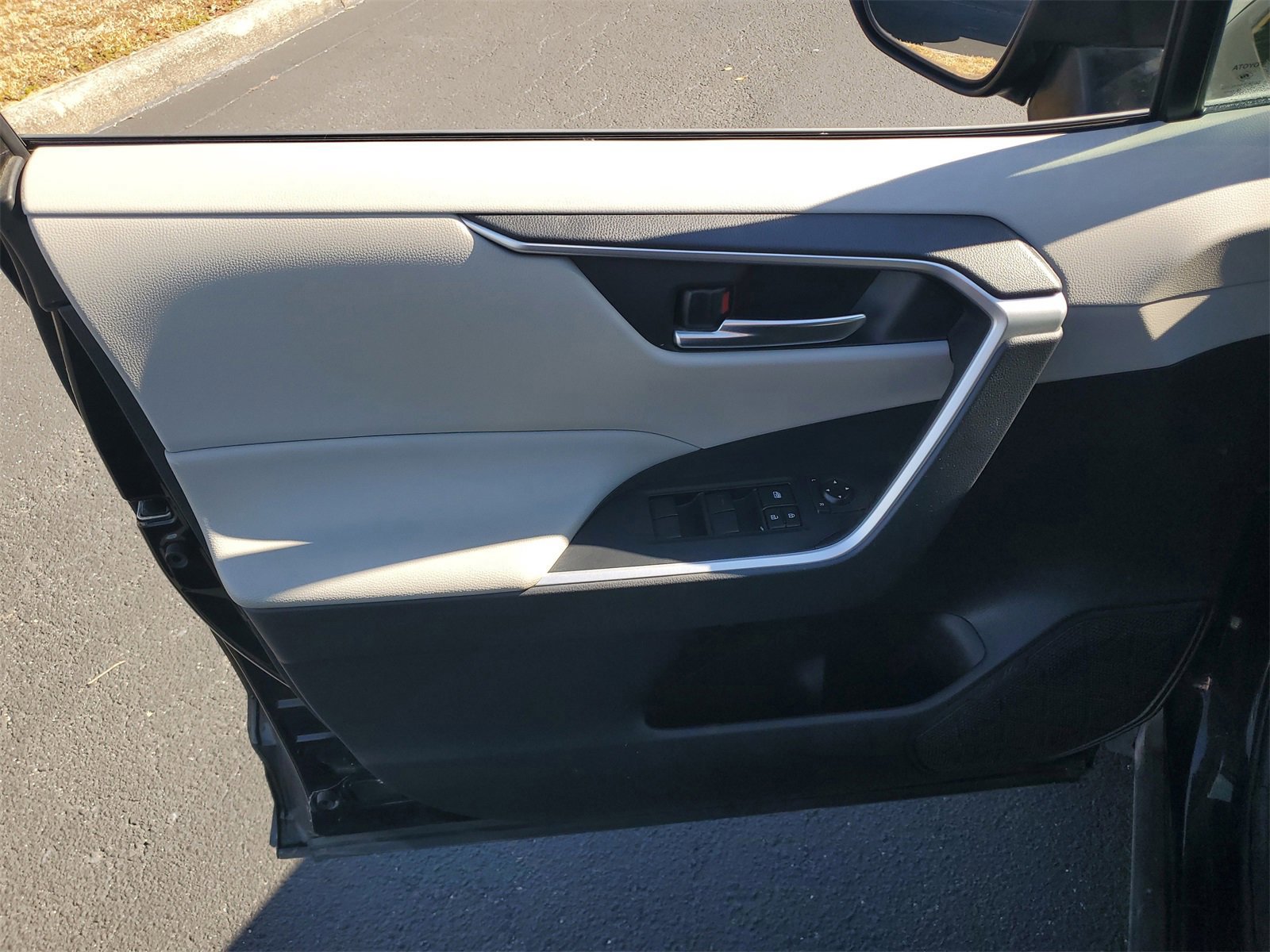 Used 2019 Toyota RAV4 XLE image 13