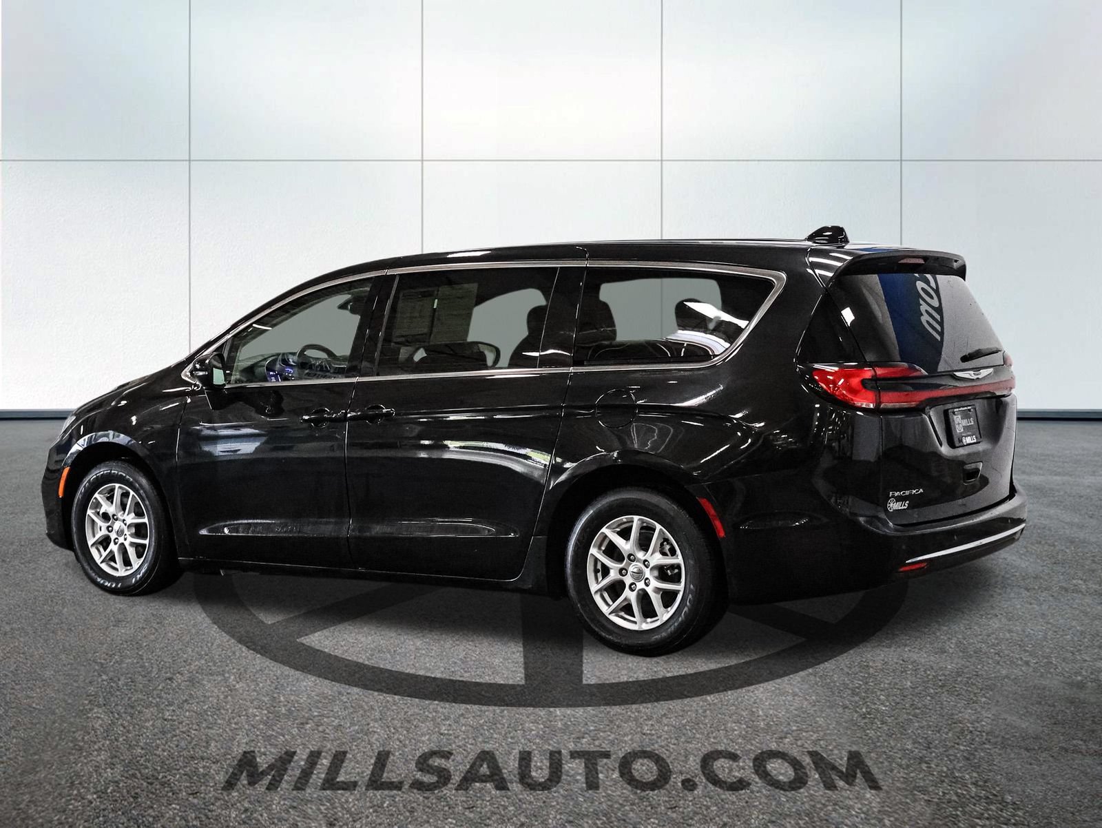 Used 2023 Chrysler Pacifica Touring-L FWD image 4