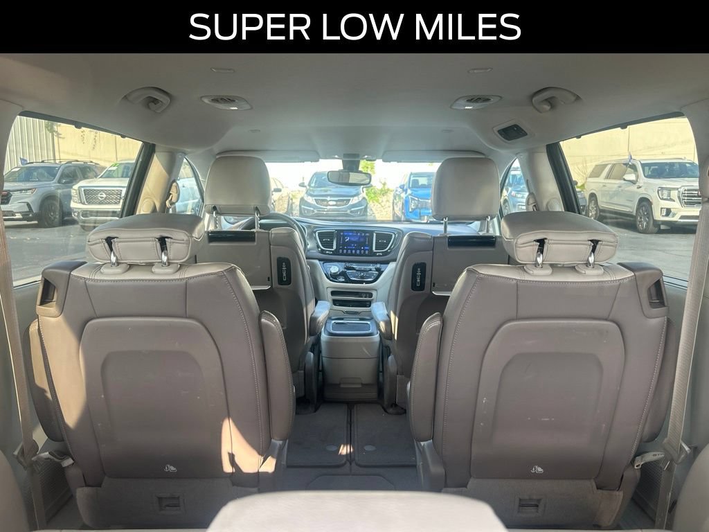 Used 2017 Chrysler Pacifica Touring-L Plus FWD image 6