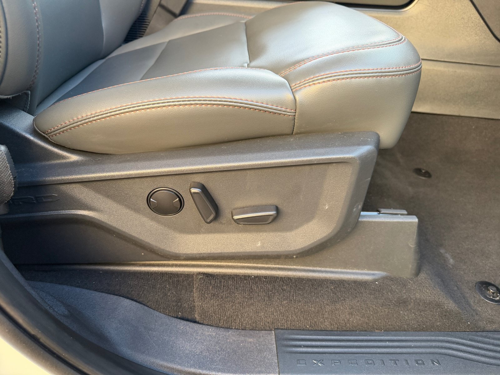 Certified 2025 Ford Expedition Active AWD/4WD image 32