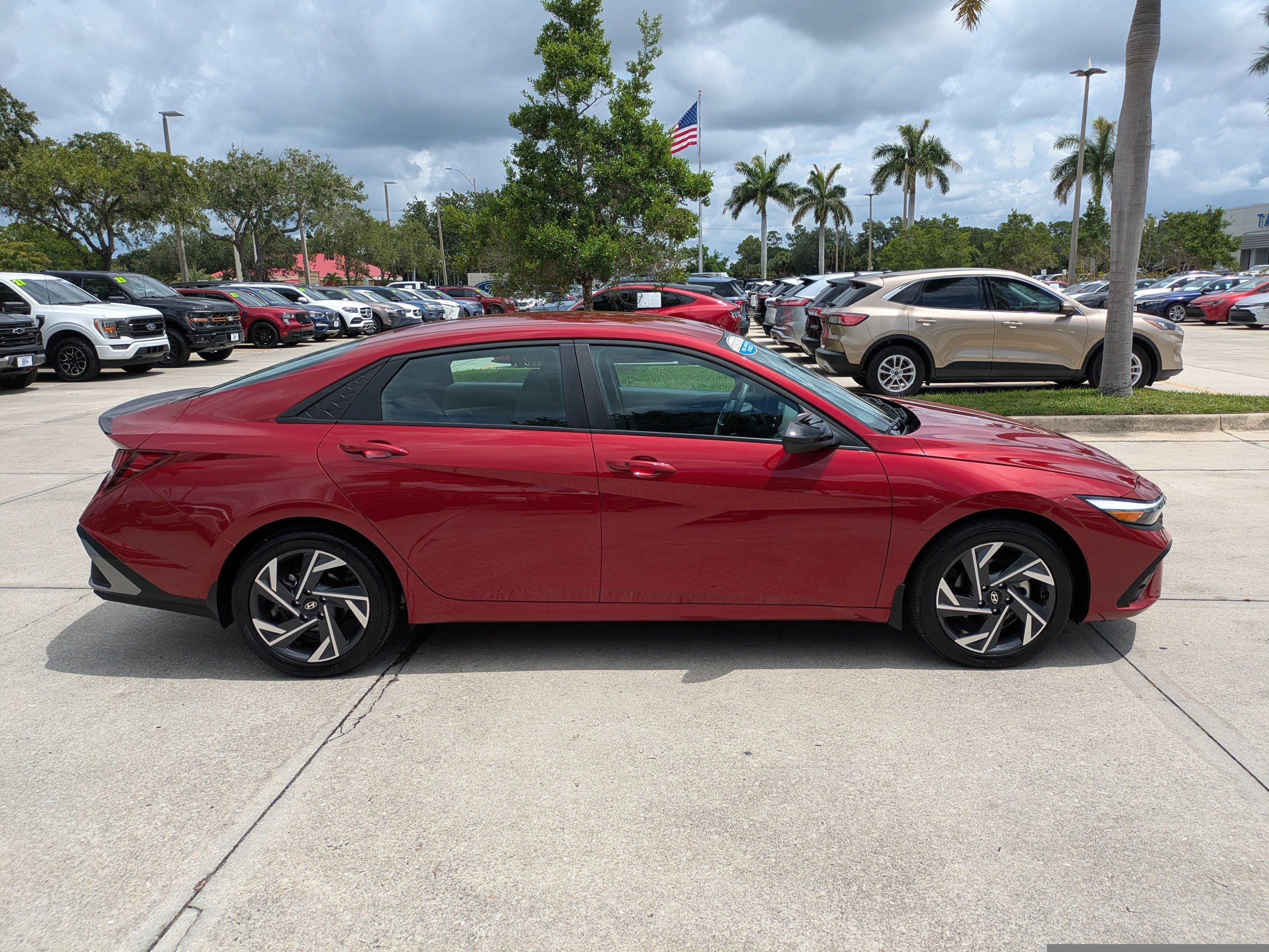 Used 2025 Hyundai Elantra Sport FWD image 3