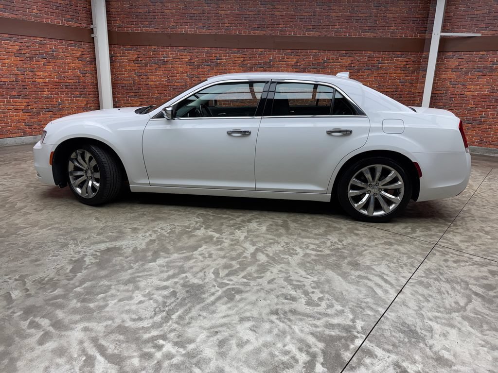 Used 2019 Chrysler 300 Limited RWD image 2