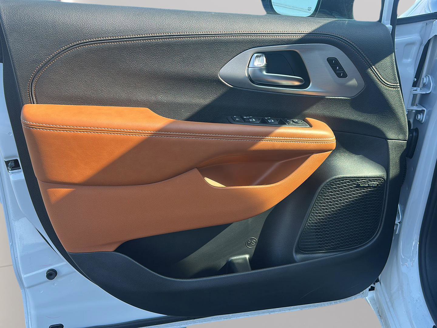 Used 2026 Chrysler Pacifica Pinnacle w/ Trailer Tow Group image 10