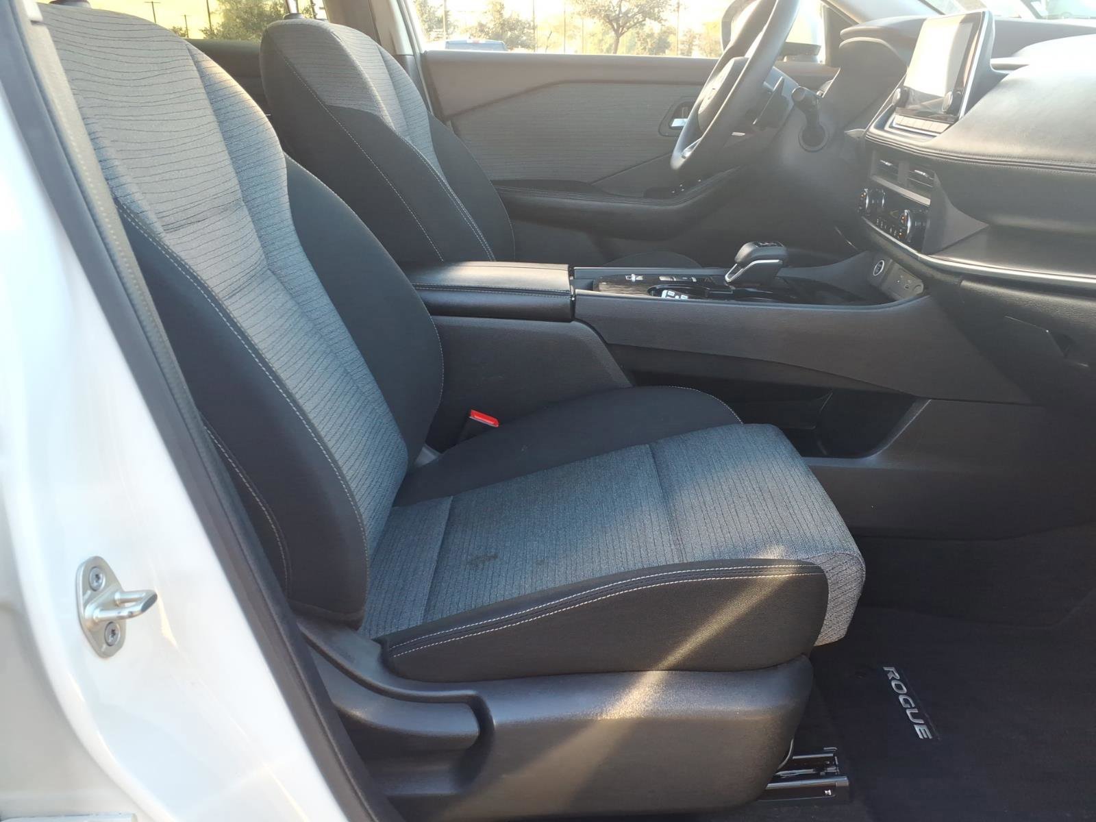 Used 2023 Nissan Rogue SV image 11