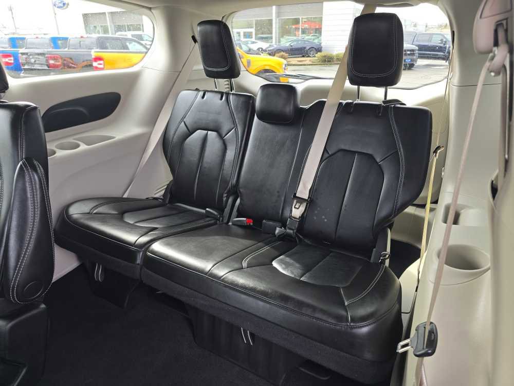 Used 2023 Chrysler Pacifica Touring-L image 17