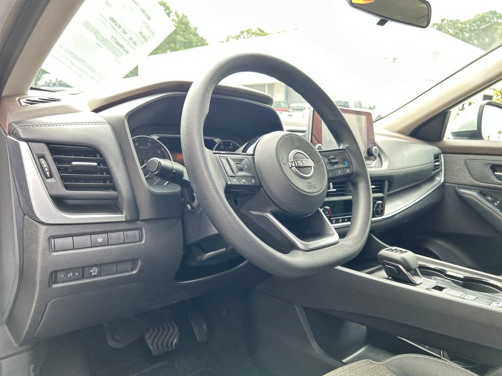 Used 2023 Nissan Rogue SV FWD image 10