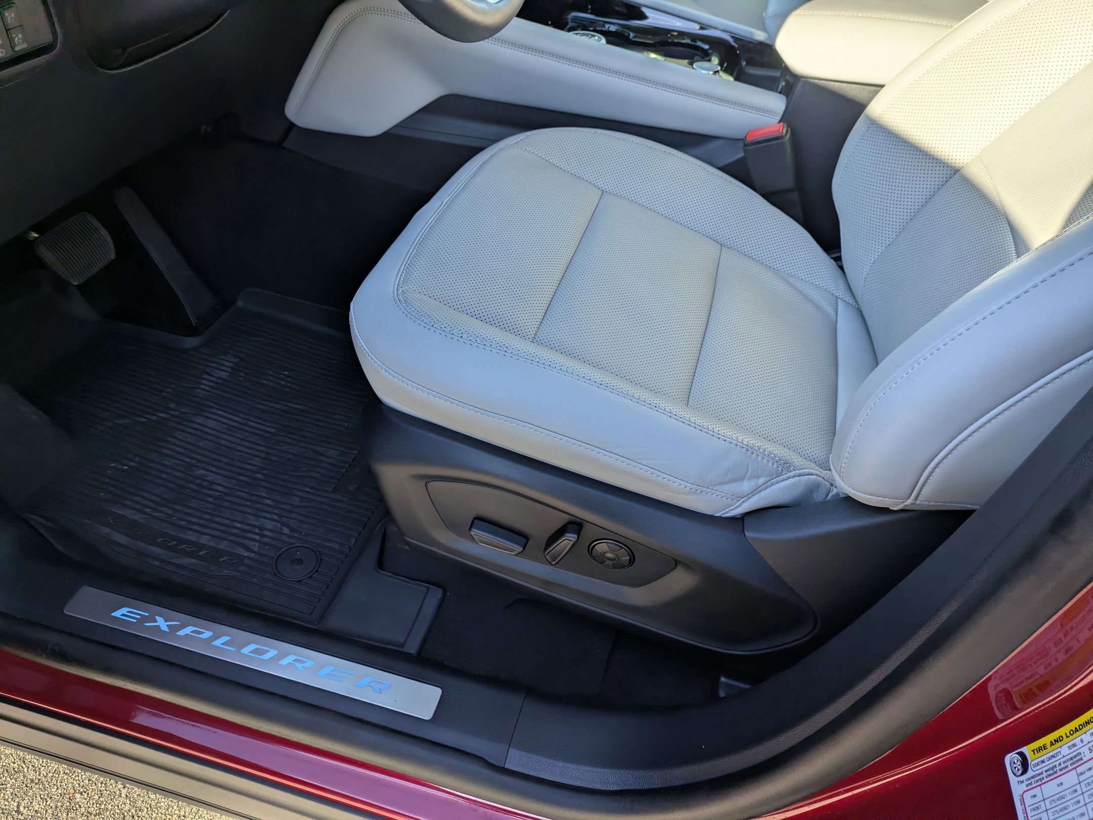 Certified 2025 Ford Explorer Platinum w/ Ultimate Package image 13