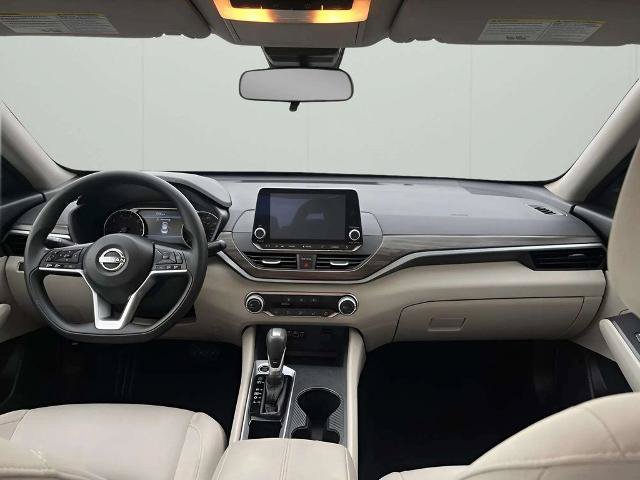 Used 2025 Nissan Altima 2.5 SV FWD image 13