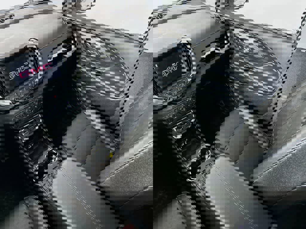 Used 2024 GMC Terrain SLT image 15