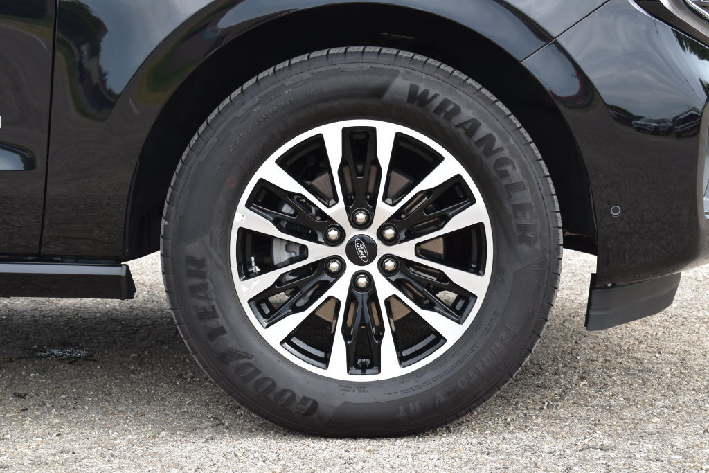 Certified 2025 Ford Expedition Platinum AWD/4WD image 6