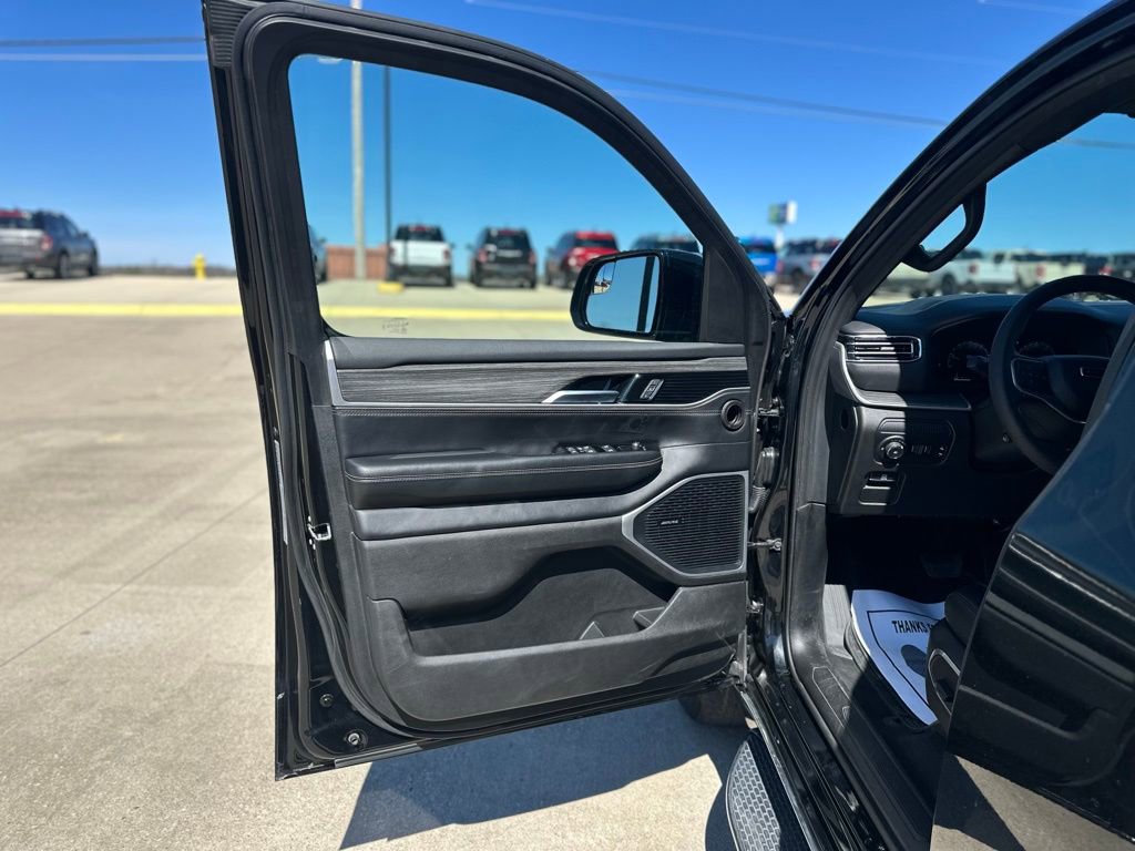 Used 2024 Jeep Wagoneer Series II w/ Flexible Seating Group image 10