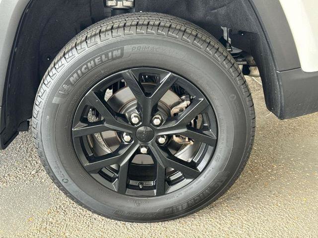 Used 2025 Jeep Grand Cherokee Altitude AWD/4WD image 5