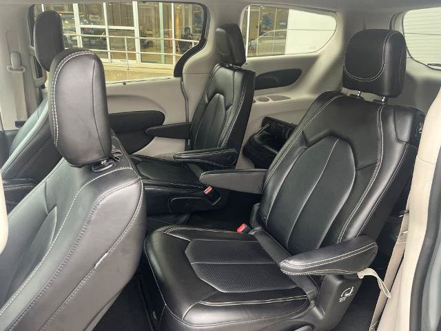 Used 2024 Chrysler Pacifica Touring-L FWD image 15