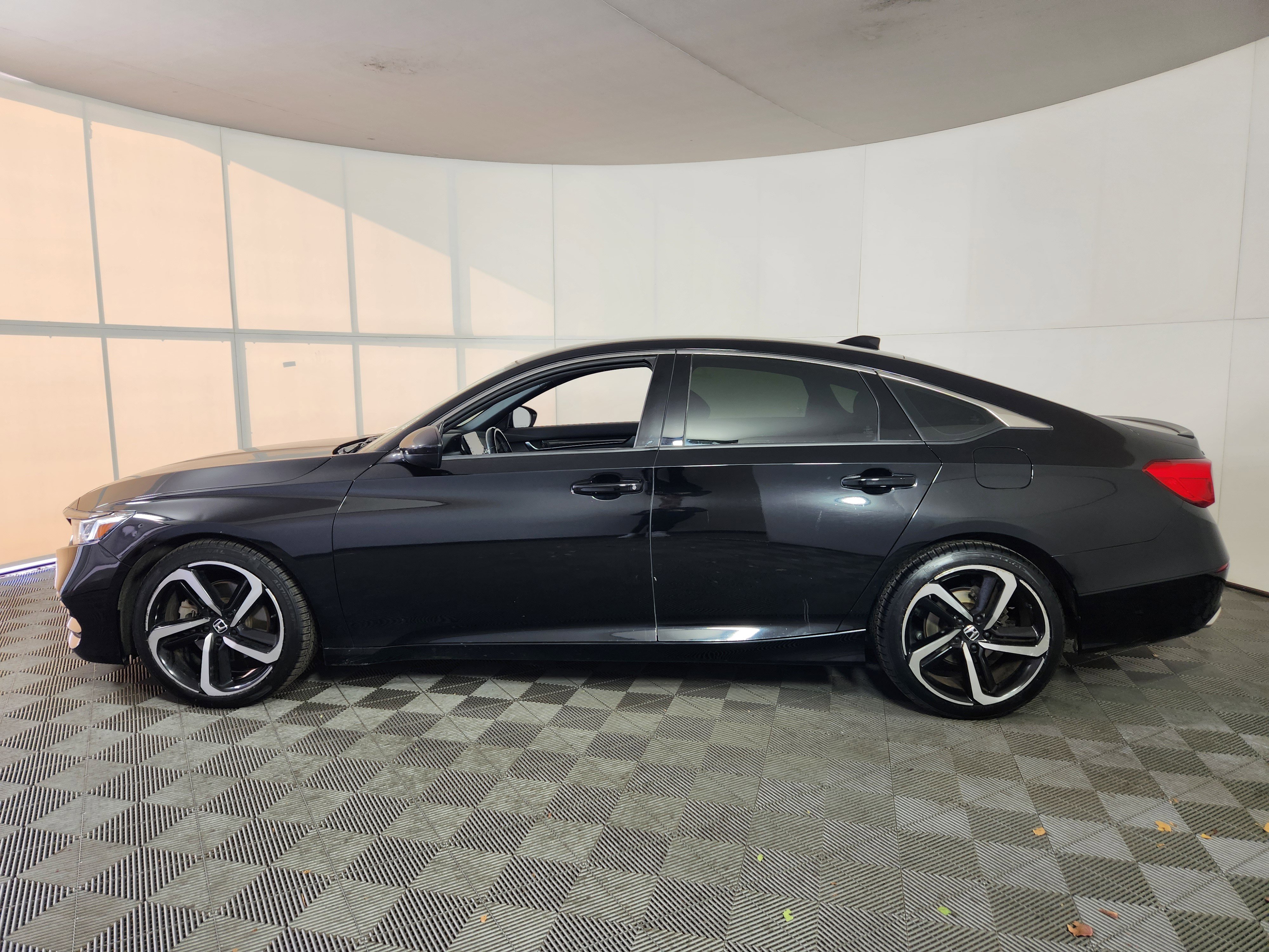 Used 2018 Honda Accord Sport image 4
