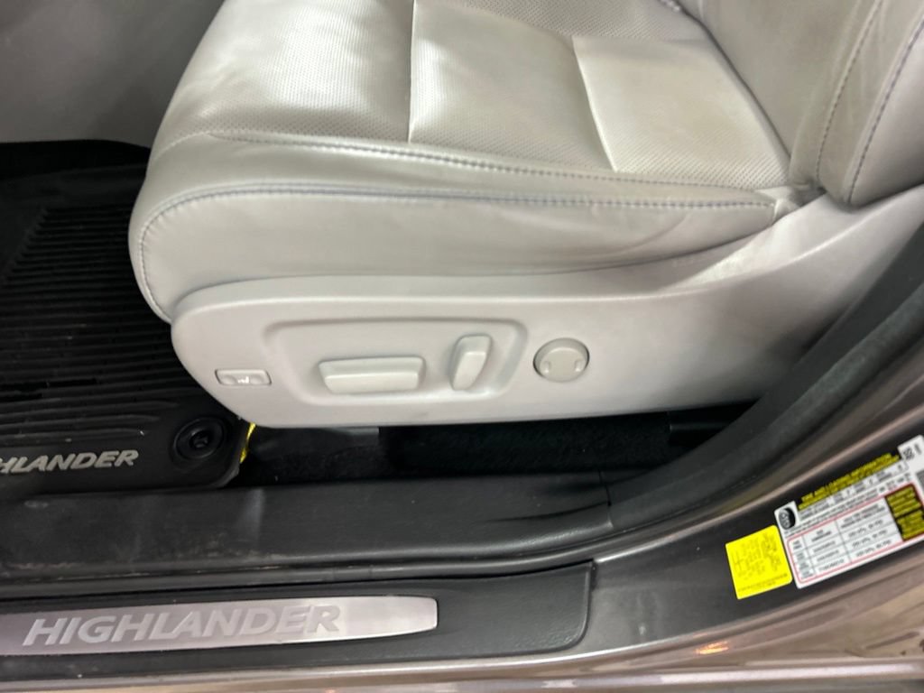 Used 2018 Toyota Highlander Limited Platinum AWD/4WD image 12