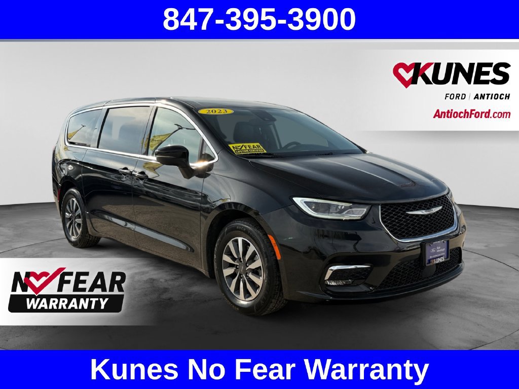 Used 2023 Chrysler Pacifica Touring-L FWD image 1