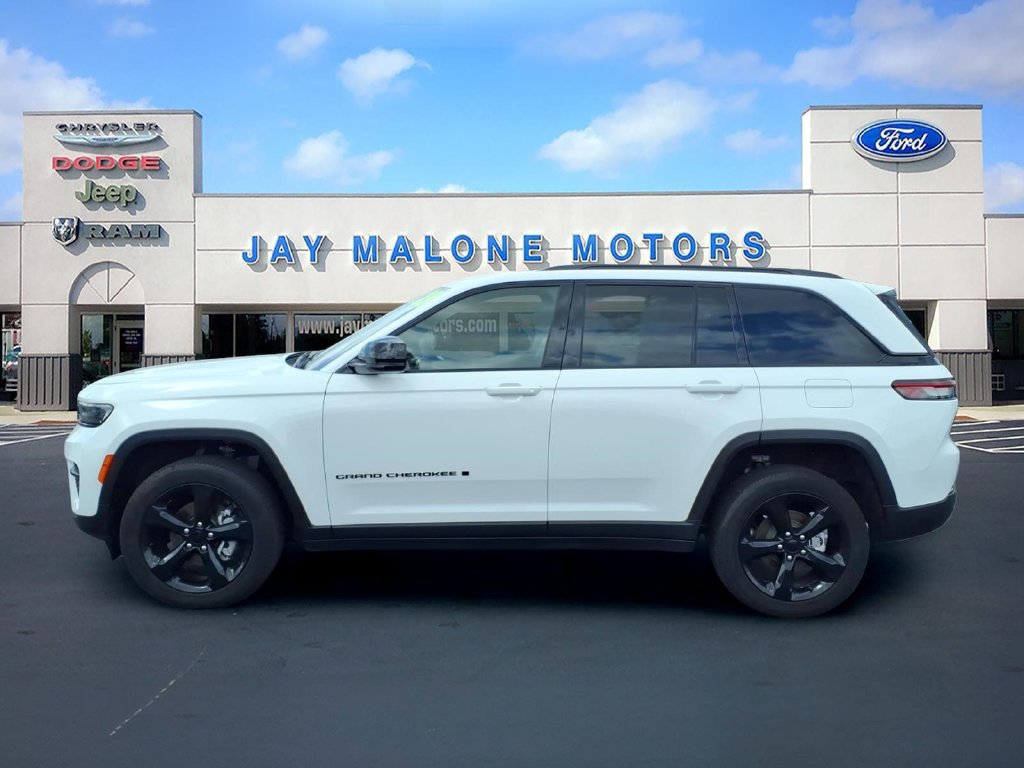 Used 2023 Jeep Grand Cherokee Altitude AWD/4WD image 7