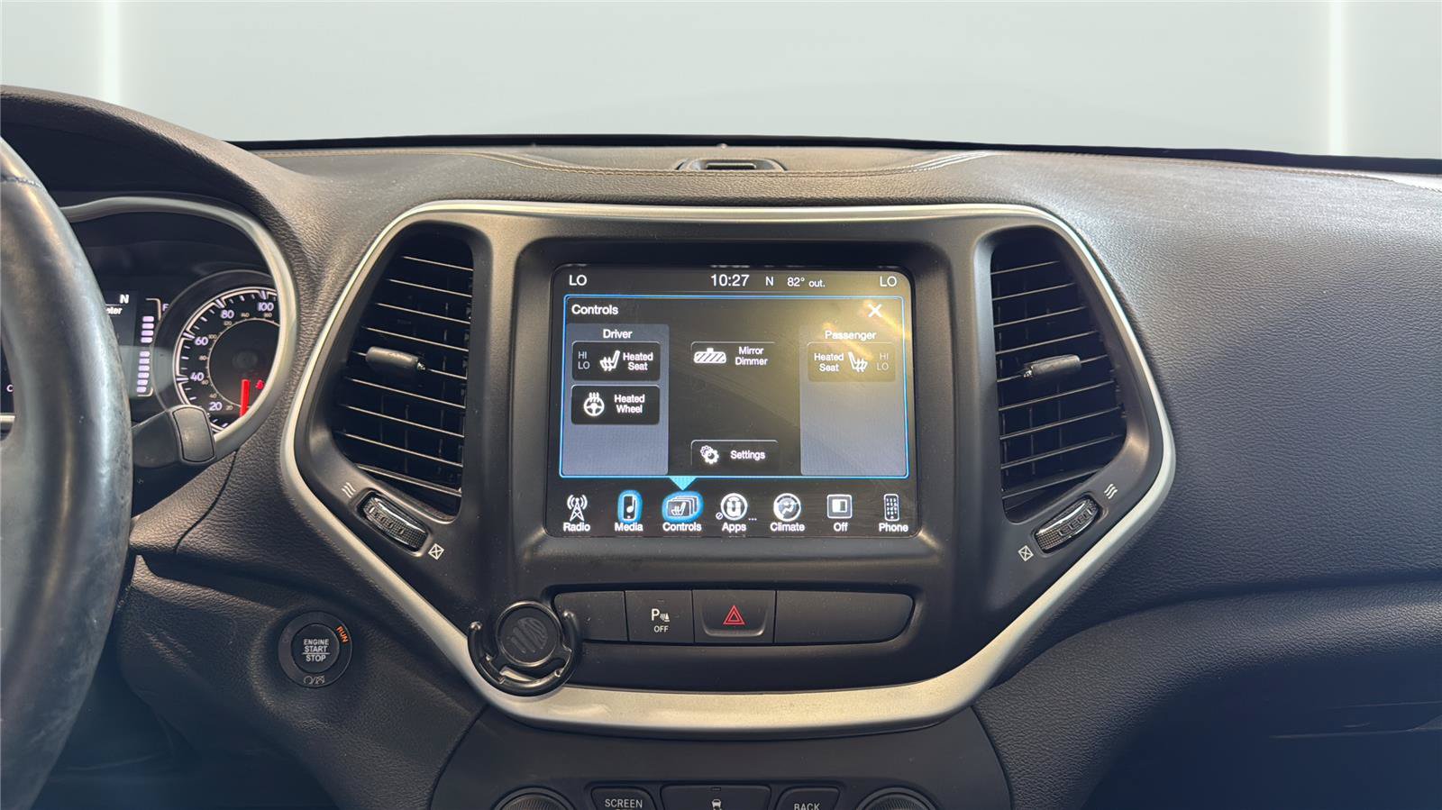Used 2018 Jeep Cherokee Latitude Plus w/ Comfort/Convenience Group AWD/4WD image 19