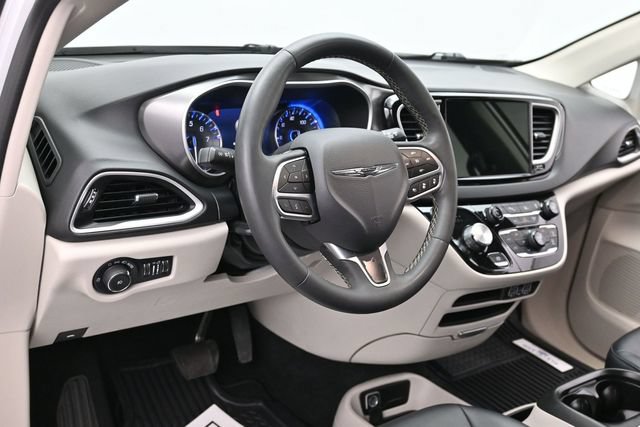 Used 2024 Chrysler Pacifica Touring-L FWD image 16