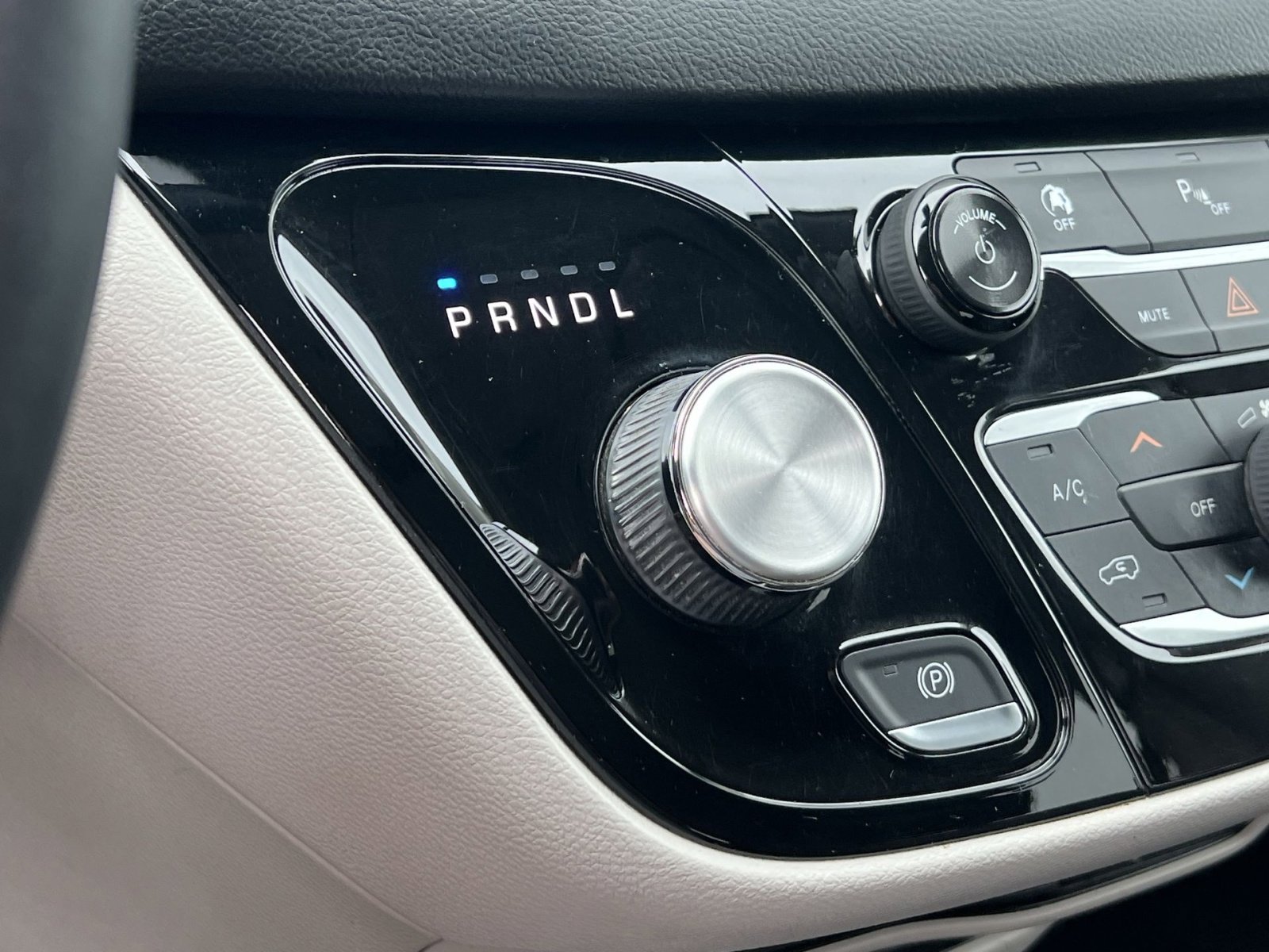 Used 2018 Chrysler Pacifica Touring-L FWD image 30