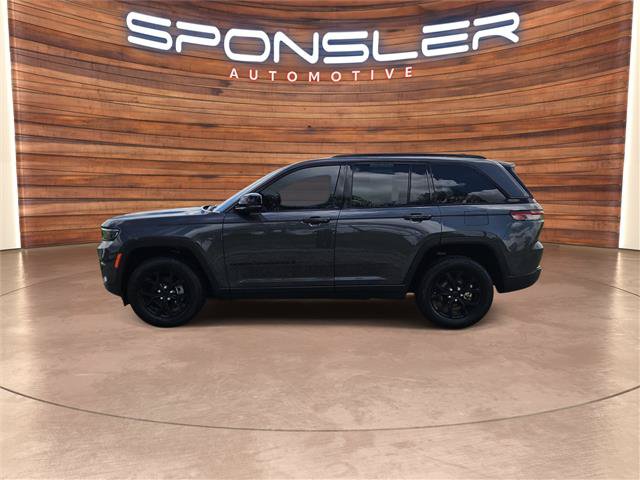 Used 2024 Jeep Grand Cherokee Altitude AWD/4WD image 2