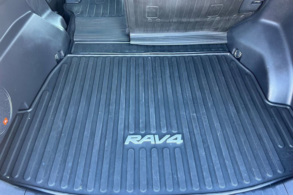 Used 2022 Toyota RAV4 XSE image 17