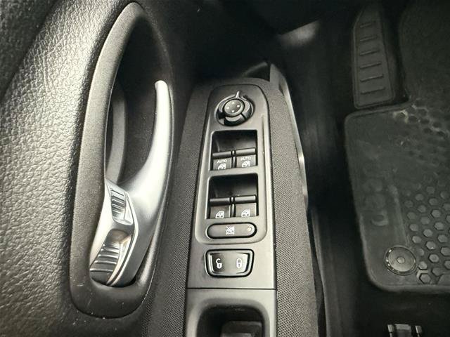 Used 2021 Jeep Renegade Latitude w/ Convenience Group AWD/4WD image 23