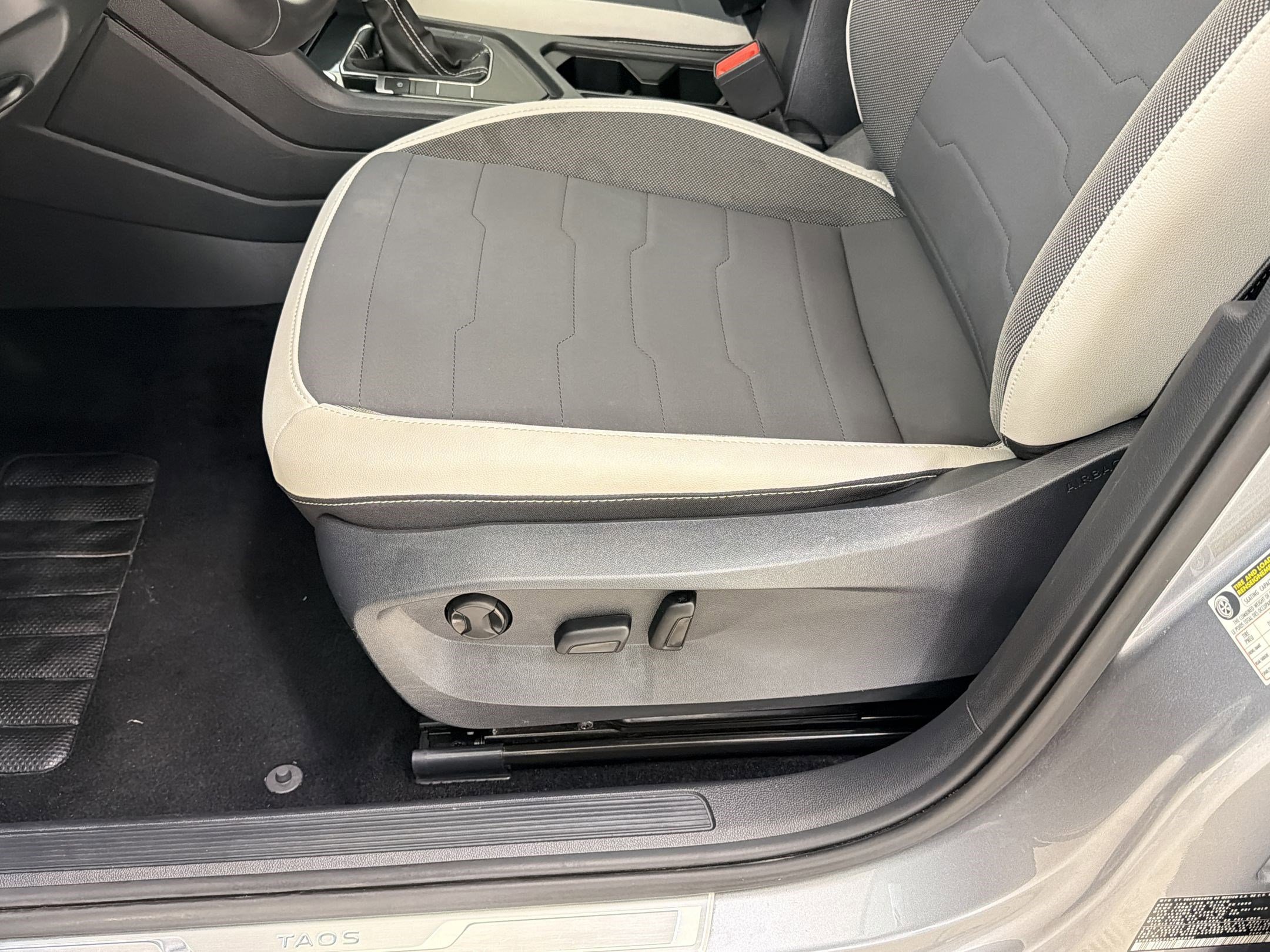 Used 2025 Volkswagen Taos SE FWD image 14