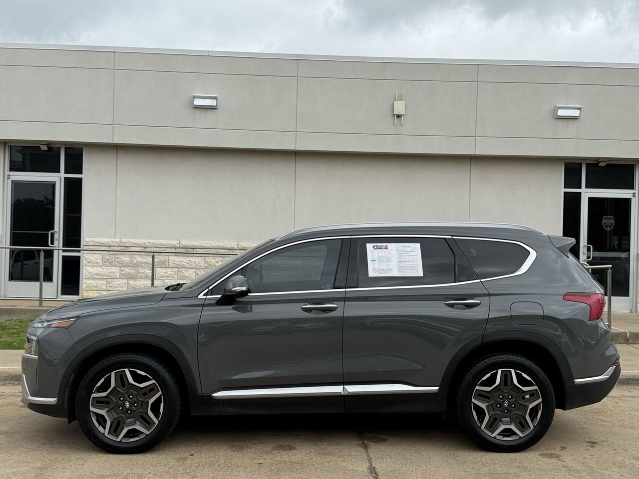 Used 2022 Hyundai Santa Fe Limited FWD image 3