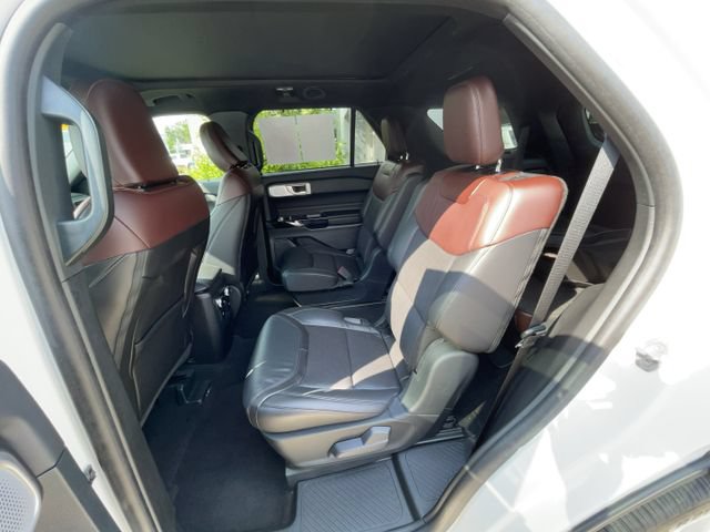 Certified 2024 Ford Explorer Platinum w/ Technology Package AWD/4WD image 37