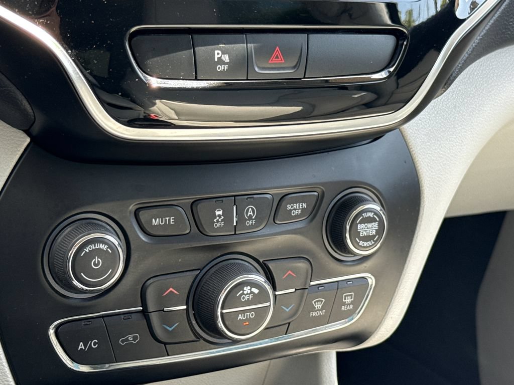 Used 2019 Jeep Cherokee Limited FWD image 21