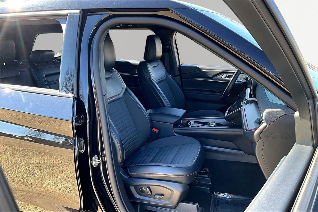 Certified 2025 Ford Explorer ST-Line w/ ST-Line Street Pack image 7