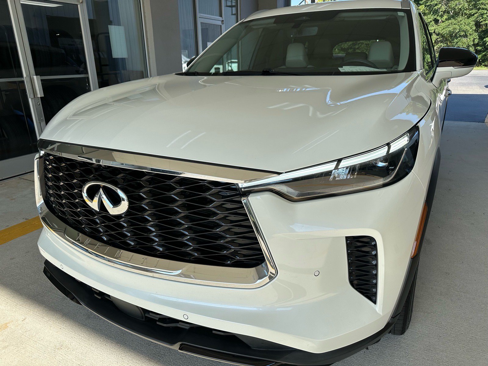 Used 2023 INFINITI QX60 Luxe w/ Cargo Package FWD image 2