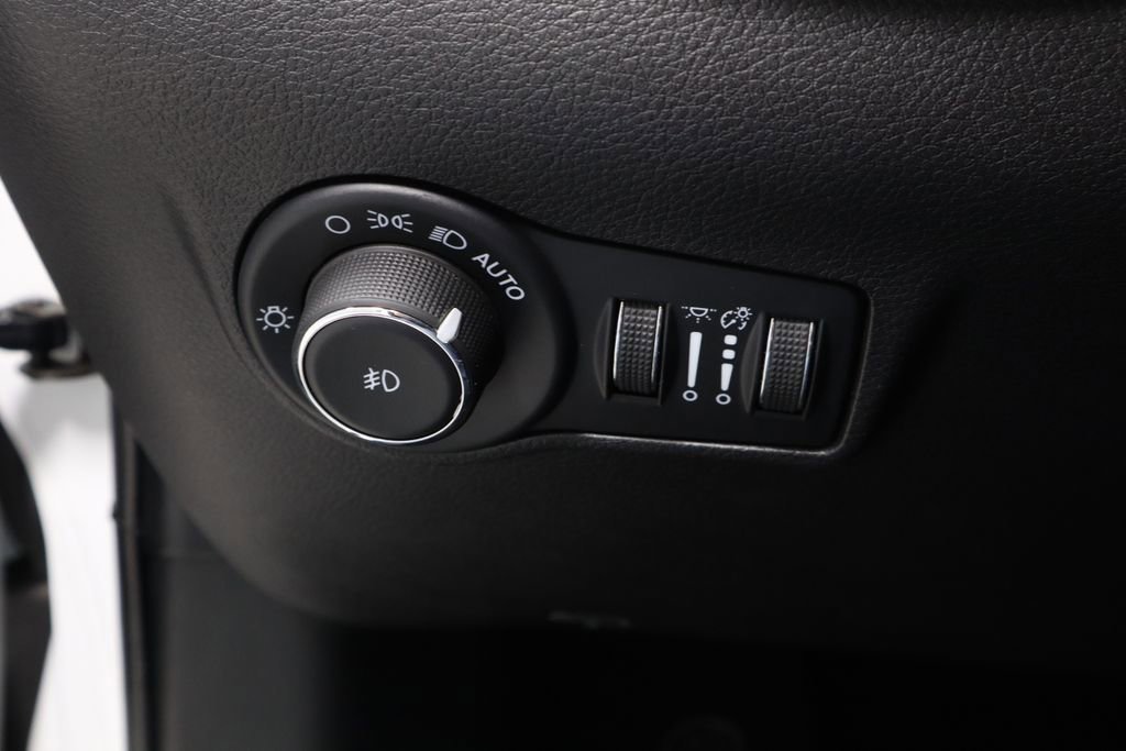 Used 2025 Jeep Compass Limited image 26