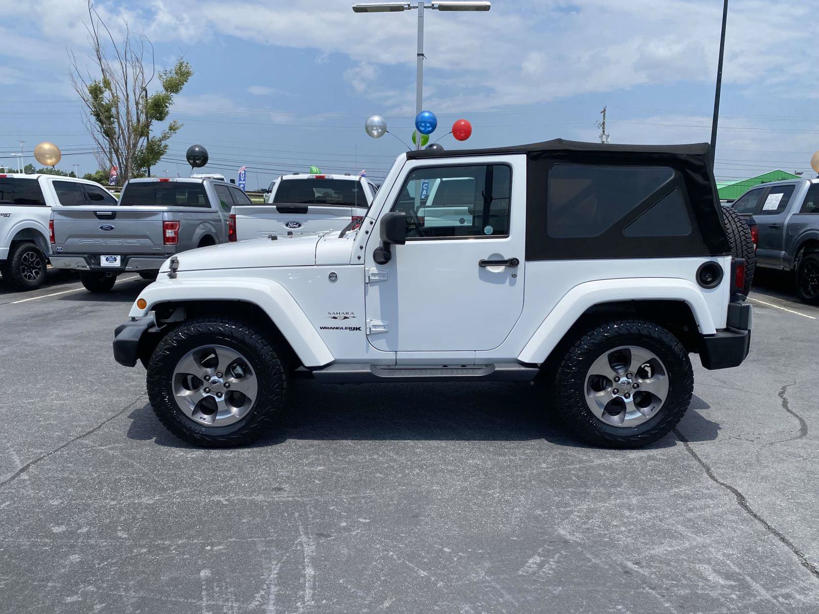 Used 2018 Jeep Wrangler Sahara w/ Connectivity Group AWD/4WD image 4