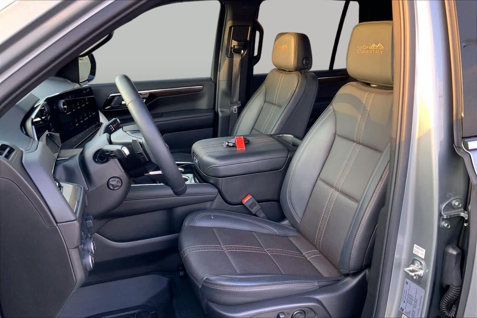 Used 2025 Chevrolet Tahoe High Country AWD/4WD image 8