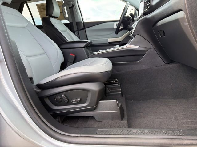 Certified 2021 Ford Explorer XLT w/ Equipment Group 202A AWD/4WD image 17